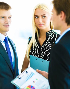 Modern ofiste çalışanları olan bir iş kadını. 