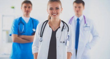 Tıp grubunun önünde çekici bir kadın doktor.