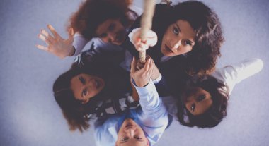 İpi yukarı artan iş adamları görüntüsünü