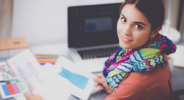 Stüdyoda çalışan genç moda tasarımcısı.