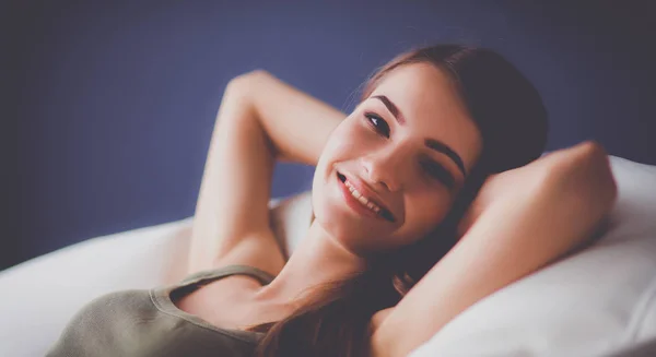 Крупним планом усміхнена молода жінка лежить на дивані — стокове фото