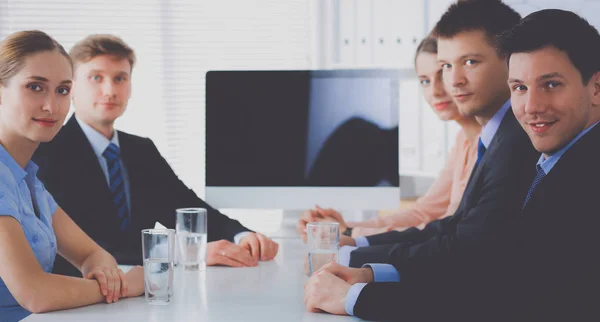 Zakenmensen zitten en discussiëren op zakelijke bijeenkomst, in functie — Stockfoto