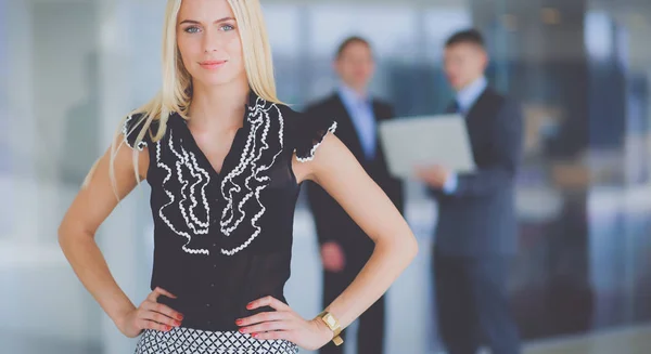Biznes kobieta stojąc w planie w biurze — Zdjęcie stockowe
