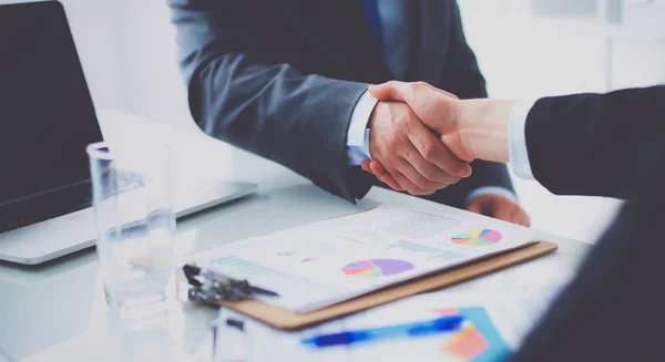 Gente de negocios dándose la mano, terminando una reunión — Foto de Stock