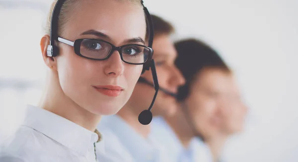 Aantrekkelijke jonge ondernemers en collega 's in een callcenter — Stockfoto