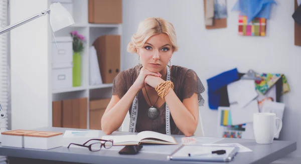 Junge Modedesignerin arbeitet im Atelier. — Stockfoto