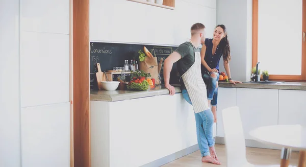 Hermosa pareja joven se divierte en la cocina en casa — Foto de Stock