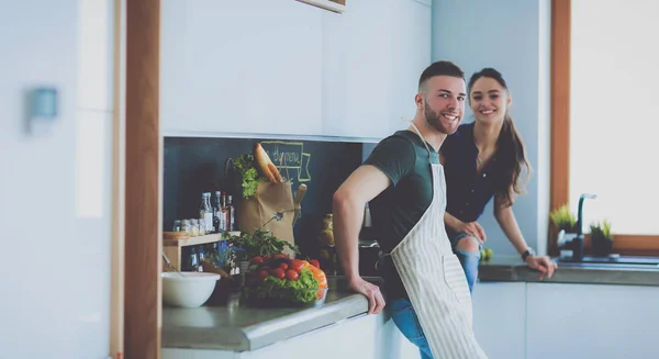 Piękna młoda para dobrze się bawi w kuchni w domu — Zdjęcie stockowe