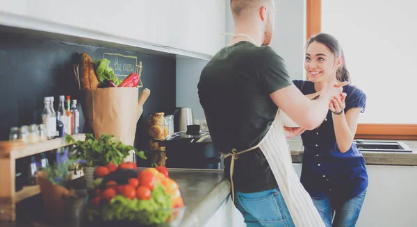 Paar kocht zu Hause gemeinsam in der Küche — Stockfoto