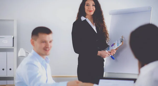 Zakenmensen die zitten en discussiëren tijdens een vergadering, in functie — Stockfoto