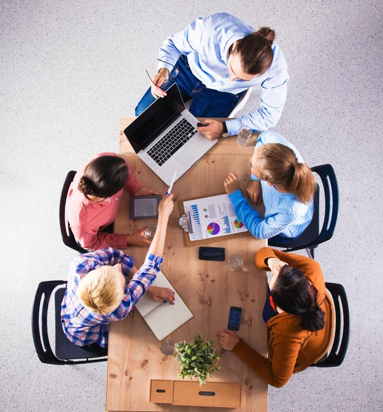 Geschäftsleute sitzen und diskutieren bei Besprechungen, im Büro — Stockfoto