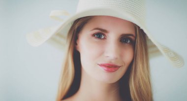 Retrato de la hermosa modelo con sombrero, aislado sobre fondo blanco