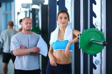 Güzel kadın onu antrenman ör ile egzersiz jimnastik salonu. Güzel kadın. Spor salonu