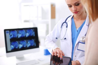 Doktor ve hasta masada otururken bir şey tartışıyorlar. Tıp ve sağlık hizmetleri kavramı. Doktor ve hasta.