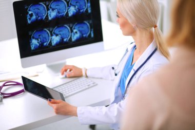 Doktor ve hasta masada otururken bir şey tartışıyorlar. Tıp ve sağlık hizmetleri kavramı. Doktor ve hasta.