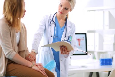 Doktor ve hasta masada otururken bir şey tartışıyorlar. Tıp ve sağlık hizmetleri kavramı. Doktor ve hasta.