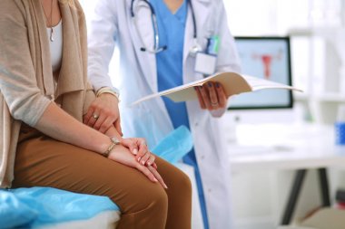 Doktor ve hasta masada otururken bir şey tartışıyorlar. Tıp ve sağlık hizmetleri kavramı. Doktor ve hasta.