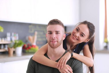 Güzel genç çift evde mutfakta eğleniyor.