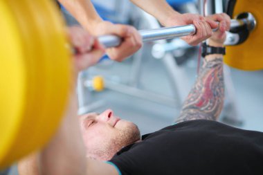 Halter salonunda ile vücut geliştiricisi. Vücut geliştirmeci