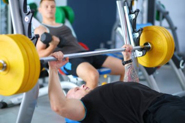 Halter salonunda ile vücut geliştiricisi. Vücut geliştirmeci