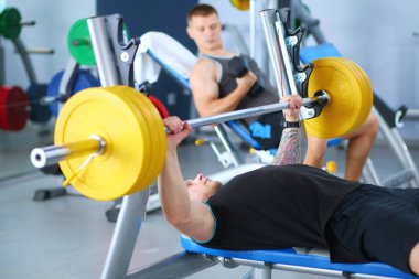 Halter salonunda ile vücut geliştiricisi. Vücut geliştirmeci
