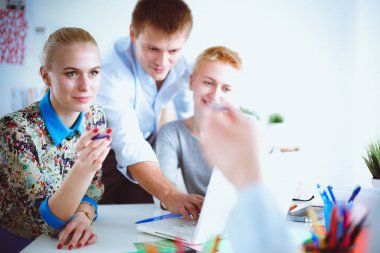 Ofiste yeni bir proje üzerinde çalışan genç iş adamları. Genç iş adamları.