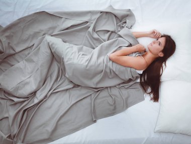 Evdeki yatakta uzanmış güzel esmer