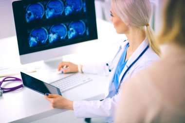 Doktor ve hasta masada otururken bir şey tartışıyorlar. Tıp ve sağlık hizmetleri kavramı. Doktor ve hasta.