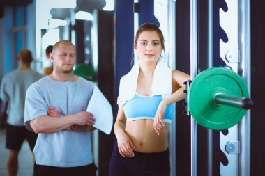 Güzel kadın onu antrenman ör ile egzersiz jimnastik salonu. Güzel kadın. Spor salonu