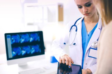 Doktor ve hasta masada otururken bir şey tartışıyorlar. Tıp ve sağlık hizmetleri kavramı. Doktor ve hasta.