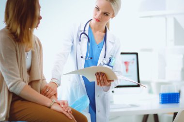 Doktor ve hasta masada otururken bir şey tartışıyorlar. Tıp ve sağlık hizmetleri kavramı. Doktor ve hasta.
