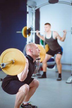 Halter salonunda ile vücut geliştiricisi. Vücut geliştirmeci