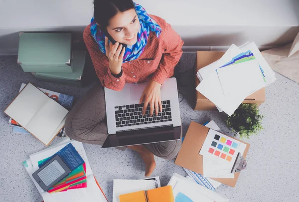 Junge Modedesignerin arbeitet im Atelier. — Stockfoto