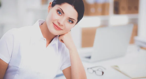 Attraente donna d'affari seduta sulla scrivania in ufficio — Foto Stock