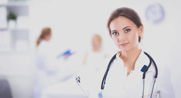 Femme médecin debout à l'hôpital — Photo