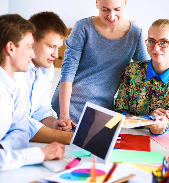 Jonge zakenmensen die op kantoor aan een nieuw project werken. — Stockfoto