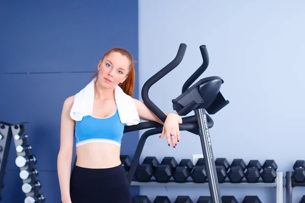 Schöne Mädchen in der Turnhalle, die auf Turnschuhen trainiert. schönes Mädchen — Stockfoto