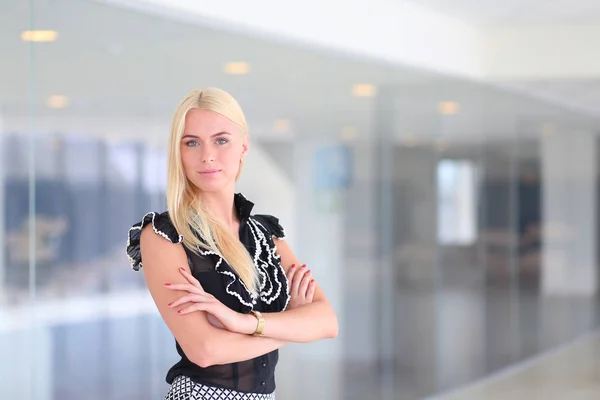 Una hermosa mujer rubia de negocios abre la puerta de la oficina . — Foto de Stock