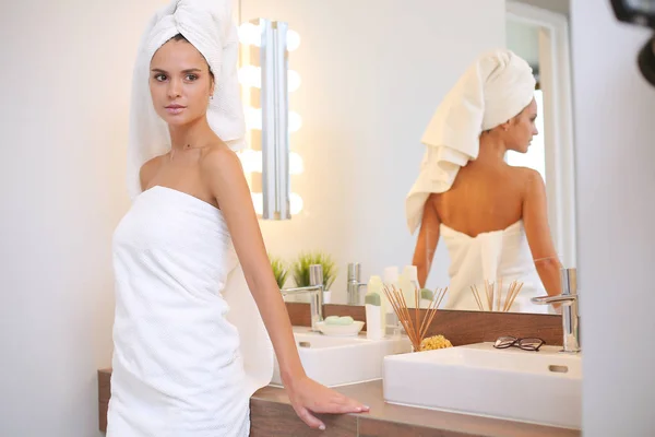 Banyo aynası önünde duran genç çekici kadın — Stok fotoğraf
