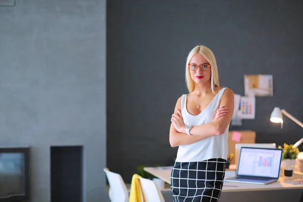 Retrato de uma empresária madura profissional executiva sentada no escritório — Fotografia de Stock