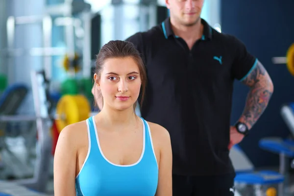 Schöne Frau im Fitnessstudio, die mit ihrem Trainer trainiert. schöne Frau. Fitnessstudio — Stockfoto