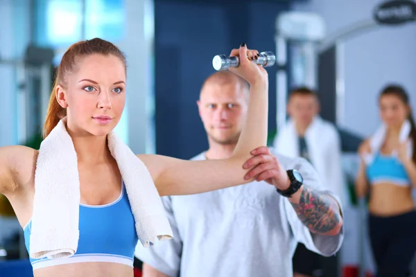 Vacker kvinna på gymmet tränar med hennes tränare. Vacker kvinna. Gym — Stockfoto