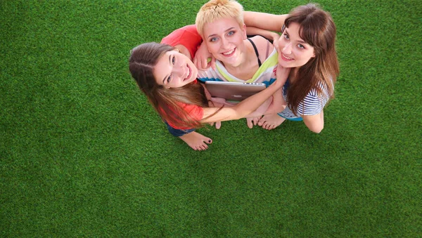 Mujeres jóvenes tumbadas sobre hierba verde. Mujeres jóvenes — Foto de Stock