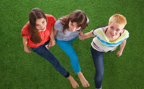 Giovani donne sdraiate sull'erba verde. Giovani donne — Foto Stock