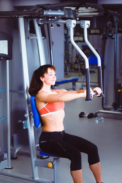 Hermosa chica en el gimnasio haciendo ejercicio en los entrenadores. Hermosa chica — Foto de Stock