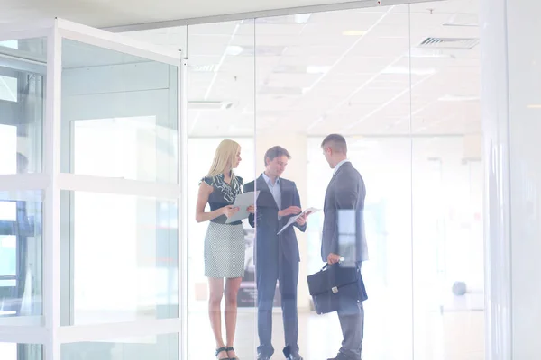 Business woman standing in foreground in office . — Stock Photo, Image