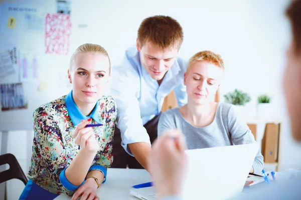 Jóvenes empresarios que trabajan en la oficina en un nuevo proyecto. Jóvenes empresarios. — Foto de Stock