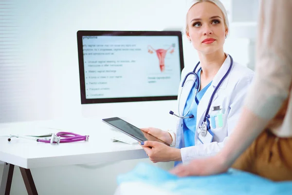 Doktorn och patienten diskuterar något när de sitter vid bordet. Medicin och hälsovård koncept. Läkare och patient — Stockfoto