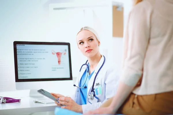 Doktorn och patienten diskuterar något när de sitter vid bordet. Medicin och hälsovård koncept. Läkare och patient — Stockfoto