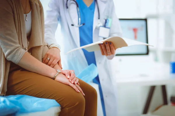 Médico e paciente discutindo algo enquanto se senta na mesa. Conceito de medicina e cuidados de saúde. Médico e paciente — Fotografia de Stock